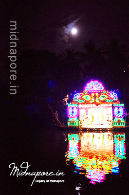 Rasmela � Nocturnal Rasyatra by boat, Moyna Garh, East Medinipur. Photo: Arindam Bhowmik