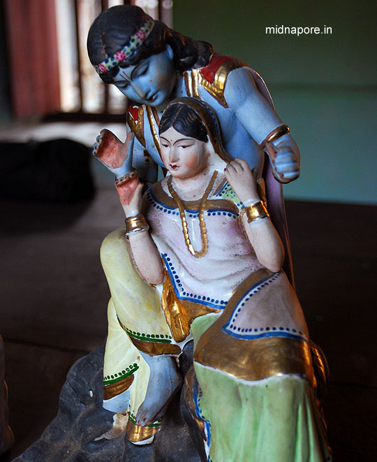 Look, very carefully at the facial formation of this idol � it looks more European then Indian (but this idol is of Indian deity). You know why? Because, these idols are made in Brisbane as there was no manufacturing center in India to produce porcelain products during that period. People used to send (to Brisbane) photographs of the idol they want to be made of porcelain and the result is, we have European Krishna, Lakshmi, Durga.